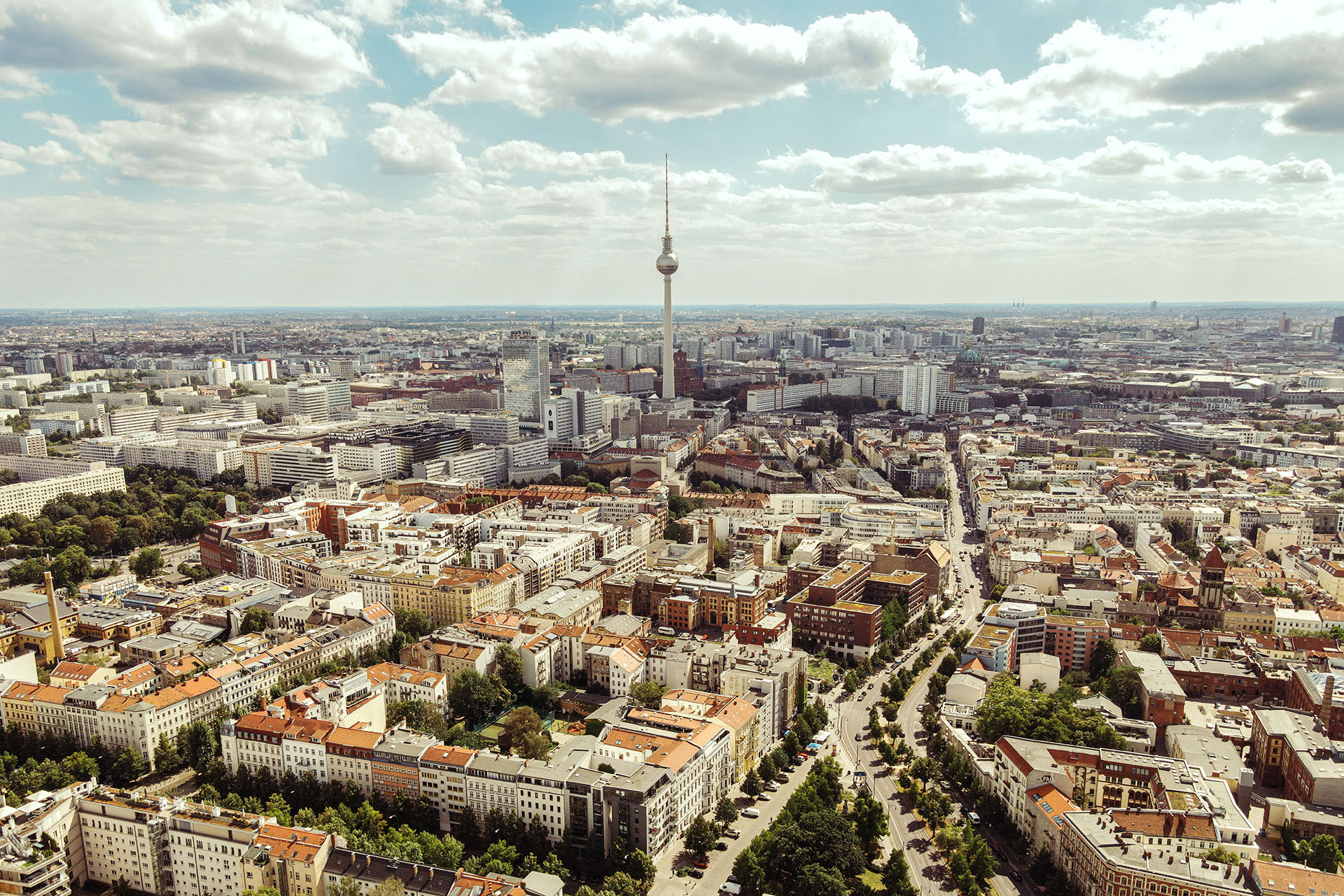Luftaufnahme der Berliner Skyline mit Fernsehturm